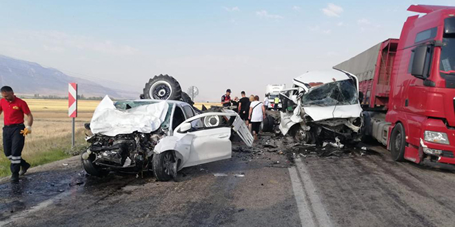 Afyonkarahisar'da iki otomobilin çarpıştığı kazada 2 kişi öldü