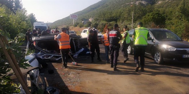 Tatil yolunda zincirleme kaza: 2 ölü, 4 yaralı