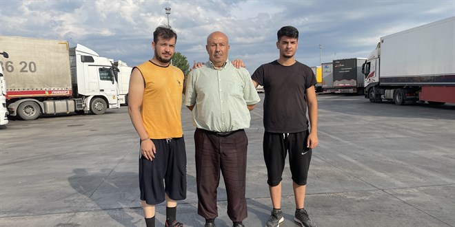 Tır şoförü baba ve iki oğlu, denk geldikleri Kapıkule'de bayramlaştı