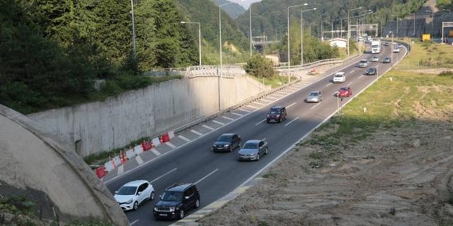 Bolu Dağı'nda trafik yoğunluğu sürüyor