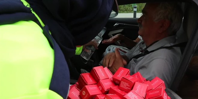 Edirne'de trafik denetiminde polisler sürücüleri bayramlaşmak için durdurdu