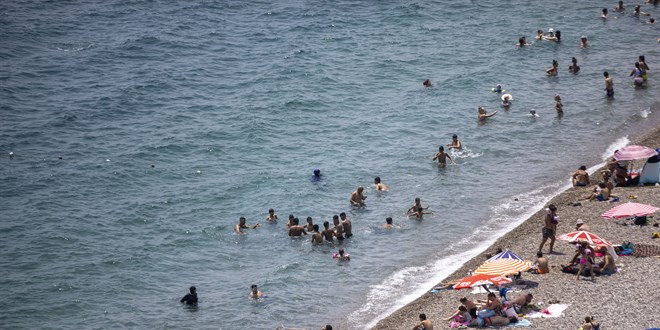 Antalya ve Muğla sahillerinde bayram tatili yoğunluğu yaşanıyor
