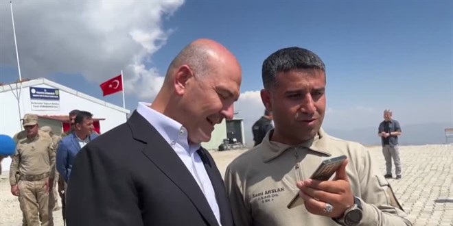 İçişleri Bakanı Soylu, üs bölgesinde görevli jandarmaların aileleriyle telefonda görüştü
