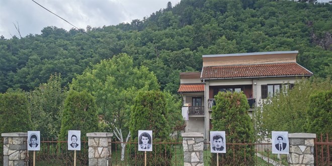 Srp askerlerinin fotoraflarnn yerletirildii Srebrenitsa'da Mslmanlara provokasyon