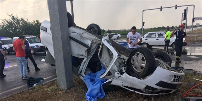 Manisa'da iki otomobilin çarpıştığı kazada 3 kişi öldü