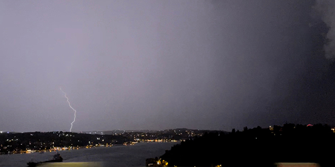İstanbul'da gece etkili olan sağanakta dakikada 65 şimşek çaktı