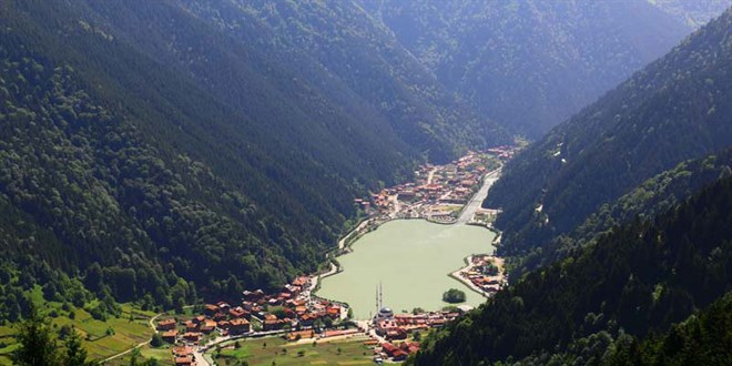 Uzungöl'e turist akını: Konaklayacak yer kalmadı