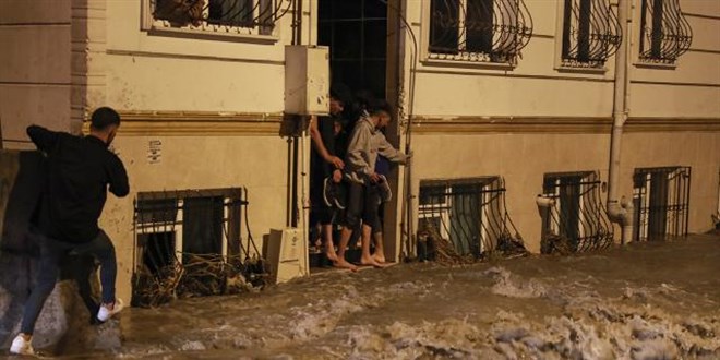 İstanbul'da evlerini ve iş yerlerini su basanlara para yardımı