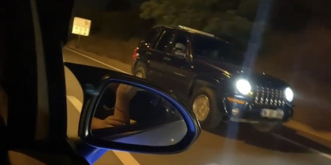 Ölüme meydan okuyan sürücü, anayolda geri geri gitti