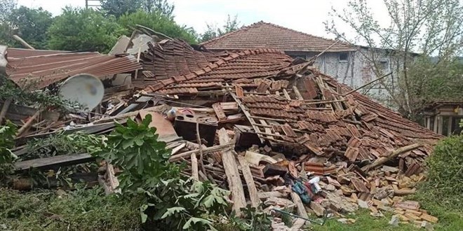 Bayram ziyaretine giden ailenin evi çöktü