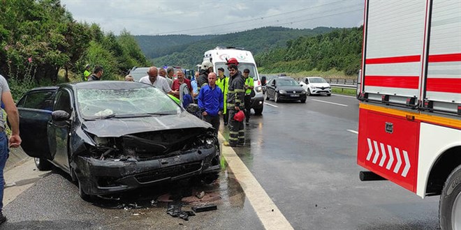Oto kurtarıcıdan düşen araca, otomobil çarptı: 1 ölü, 4 yaralı