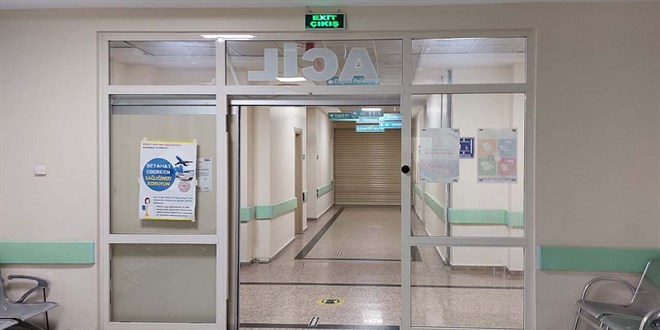Acili 50 kişilik grup bastı! Doktorlar çalışmayı bıraktı