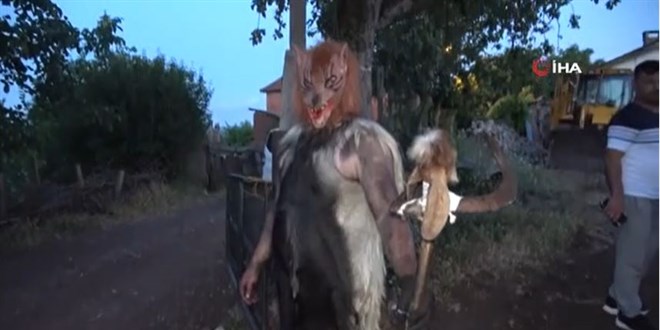 Kestikleri kurbanların derisini giyip ateşin etrafında dönüyorlar