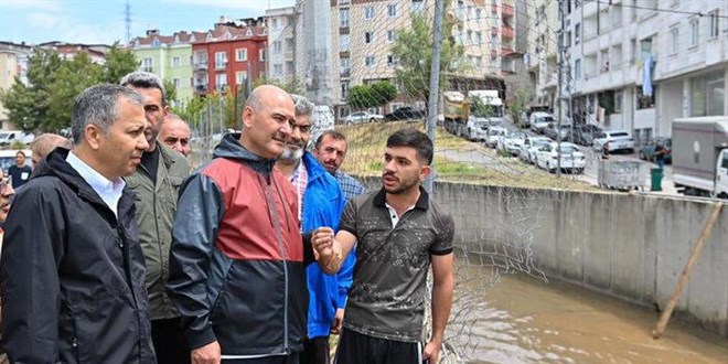 Bakan Soylu, Esenyurt'ta selden etkilenen bölgede inceleme yaptı