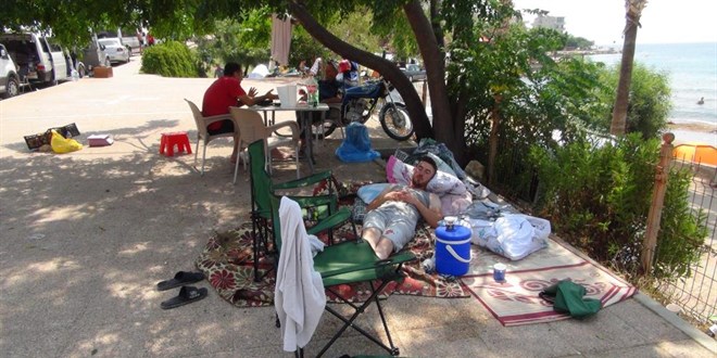Oteller doldu, tatilciler yerde çadırda ve araçlarında tatil yapıyor