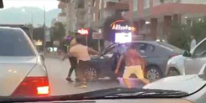 Bıçakla 2 kişiyi kovaladı, yetmedi otomobilin lastiklerini bıçakladı