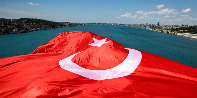 15 Temmuz Şehitler Köprüsü'ne Türk bayrağı asıldı