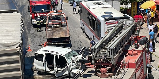 Otomobil belediye otobüsüne çarptı, 2 kişi öldü, 3 kişi yaralandı