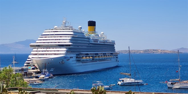 323 metre uzunluğundaki dev gemi, bir kez daha Bodrum'da
