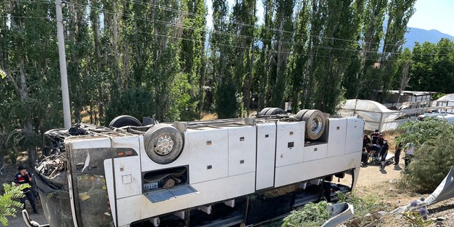 Denizli'de tur otobüsü şarampole devrildi