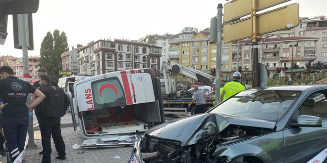 Ankara'da otomobil ile ambulansın çarpışması sonucu 3 kişi hafif yaralandı