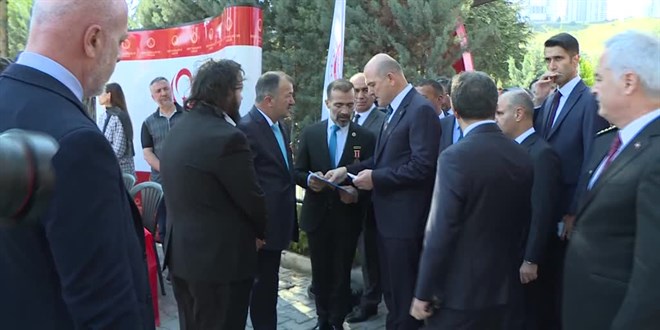 Bakan Soylu, Karşıyaka Mezarlığı'ndaki 15 Temmuz Şehitliğinde düzenlenen anma törenine katıldı