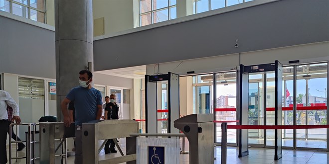 Sağlıkta şiddete karşı hastanelere metal kapı dedektörü