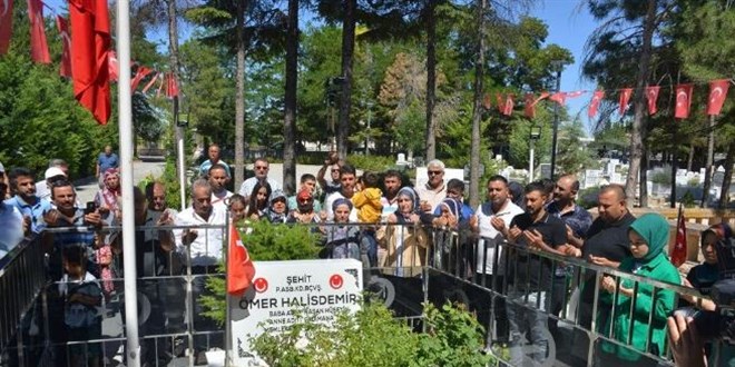 15 Temmuz'un yıl dönümünde Ömer Halisdemir'in kabrine akın