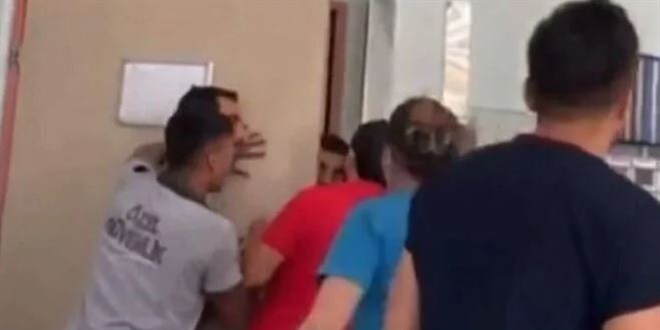 Sağlık çalışanlarına bıçaklı saldırı girişiminde bulunan şüpheli tutuklandı