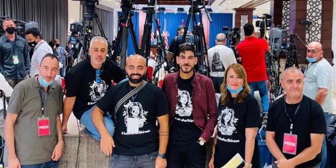 Biden Filistin'deydi: Gazeteciler Ebu Akile'nin fotoraf bulunan tirtler giydi