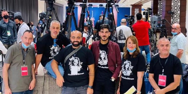 Biden Filistin'deydi: Gazeteciler Ebu Akile'nin fotoğrafı bulunan tişörtler giydi
