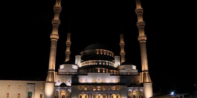 15 Temmuz'un yıl dönümünde saat 00.13'te tüm camilerden sela okundu