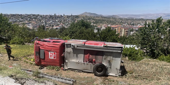 Kayseri'de itfaiye aracının devrilmesi sonucu 4 itfaiye eri yaralandı