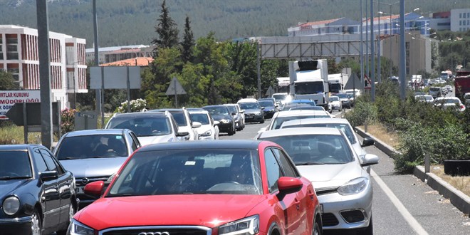 İstanbul-İzmir Otoyolu'nda hafta sonunda tatil dönüşü yoğunluğu yaşandı