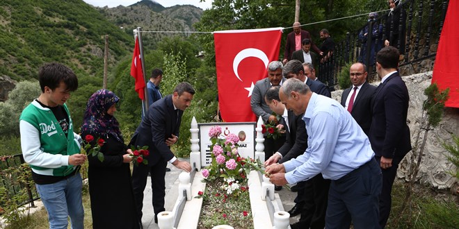 Şehit öğretmen Necmettin Yılmaz kabri başında anıldı
