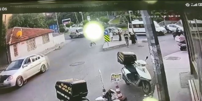 Minibüsü kendisini uyaran yayaların üzerine sürdü
