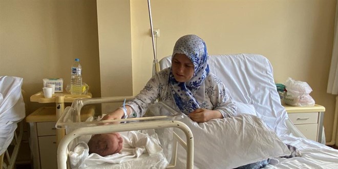 Doktorun 'kalk git' dediğini iddia eden hamile kadın evde doğum yaptı