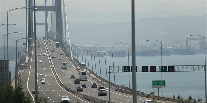 Bayram tatili dönüş rotasındaki Kocaeli'de akıcı trafik yoğunluğu yaşanıyor