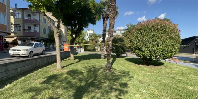 Kocaeli'de parkta oturdu�u s�rada silahl� sald�r�ya u�rayan baba ve o�lu yaraland�