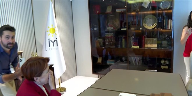 �Y� Parti Genel Ba�kan� Ak�ener'e s�rpriz do�um g�n� kutlamas�