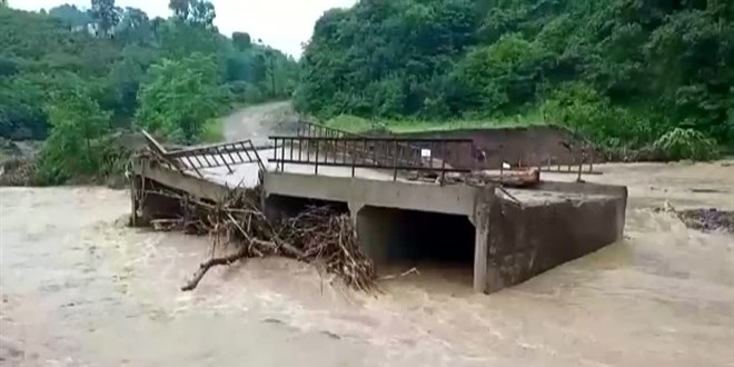 Ordu'da iddetli ya nedeniyle heyelan riski bulunan evdekiler tahliye edildi
