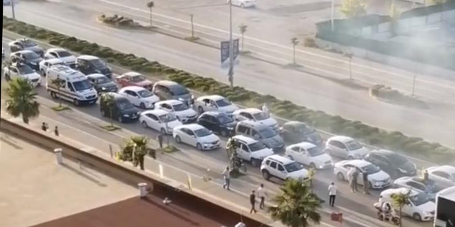 Yol kesen asker konvoyu ambulansın geçişine izin vermedi