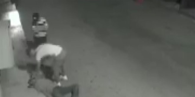 Tek yumruk darbesiyle bayılttığı adamı böyle gasp etti