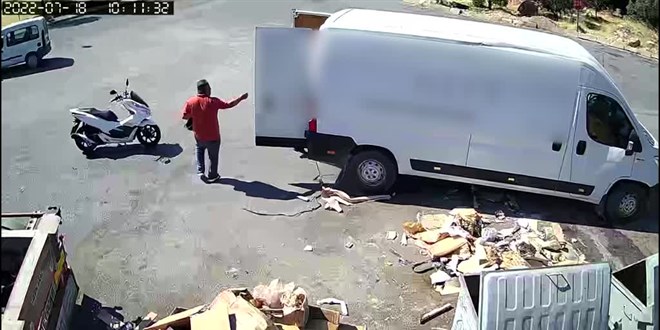 Bodrum'da bir kişiye, konteyner önüne döktüğü atıklar geri toplatıldı