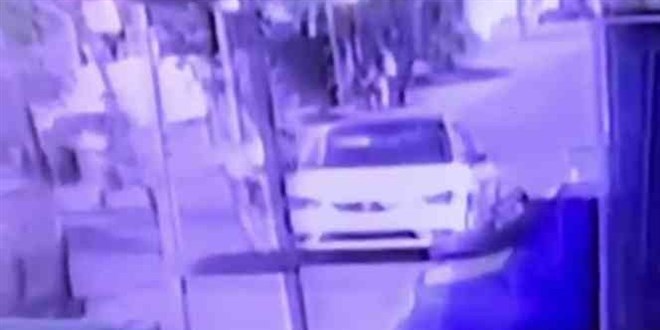 Sürücü indi, hırsız diğer kapıdan bindi