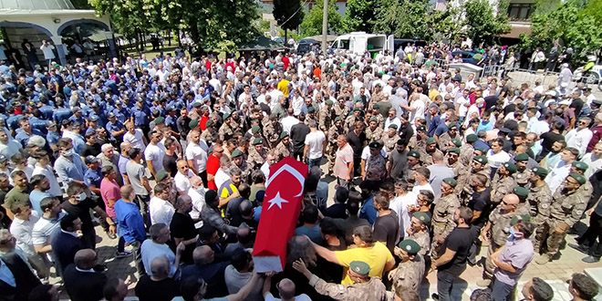Trafik kazasında hayatını kaybeden özel harekat polisine veda