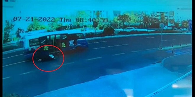 Kapısı açık ilerleyen minibüsten düşen kadın yaralandı