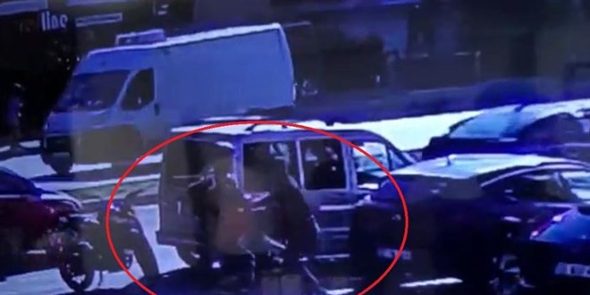 Trafikte yol verme tartışmasında polis memuru bıçaklandı: Olay anı kamerada