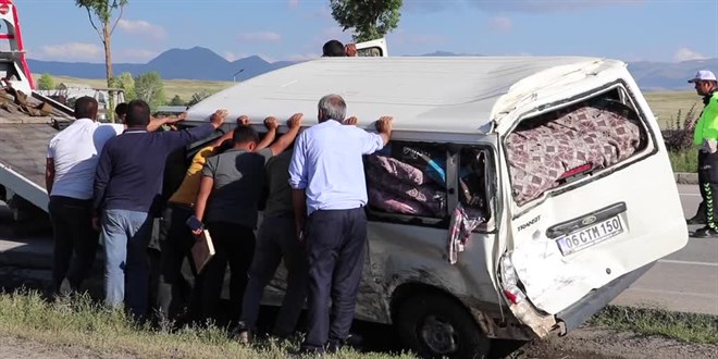 Erzurum'da kamyon ile minibsn arpmas sonucu 3 tarm iisi yaraland