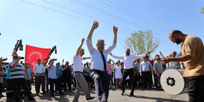 Belediye işçileri yüzde 78'lik maaş artışını davul zurna ile kutladı